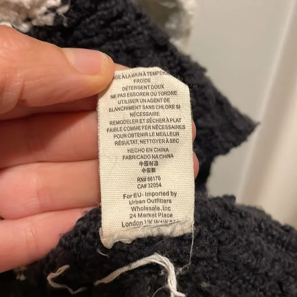 FREE People woman’s black and white sweater - Picture 10 of 11